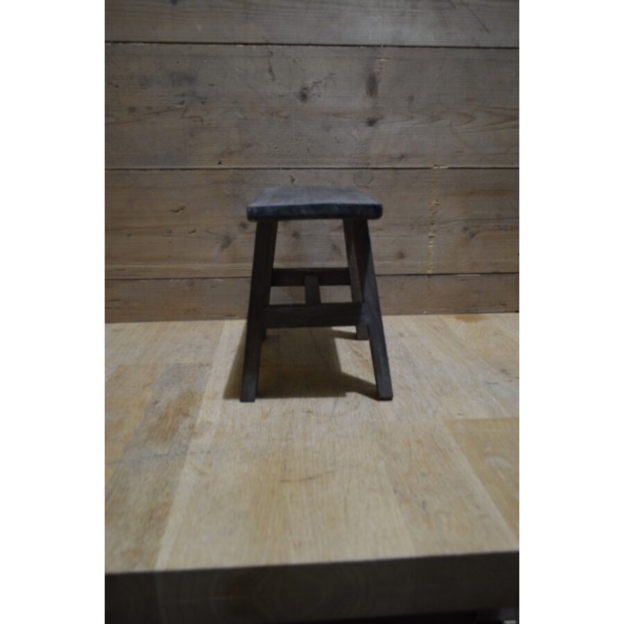 Houten krukje Aura Peeperkorn stijl-2