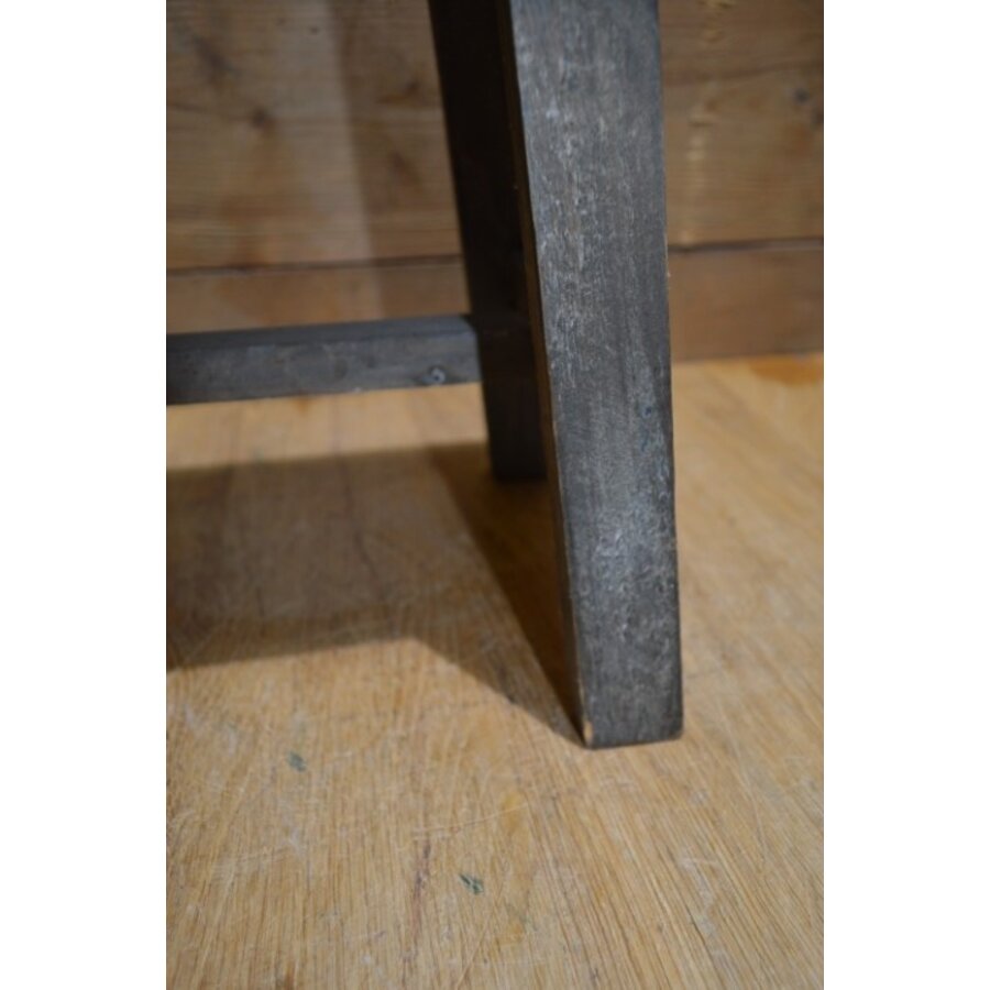 Houten krukje Aura Peeperkorn stijl-4