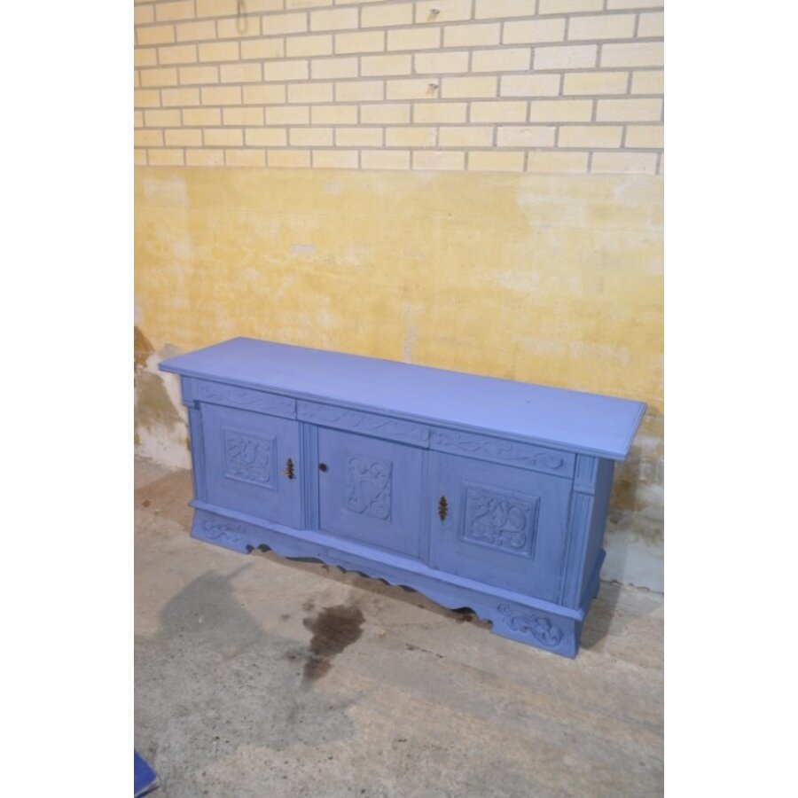 Gefineerd eiken dressoir met houtsnijwerk-1