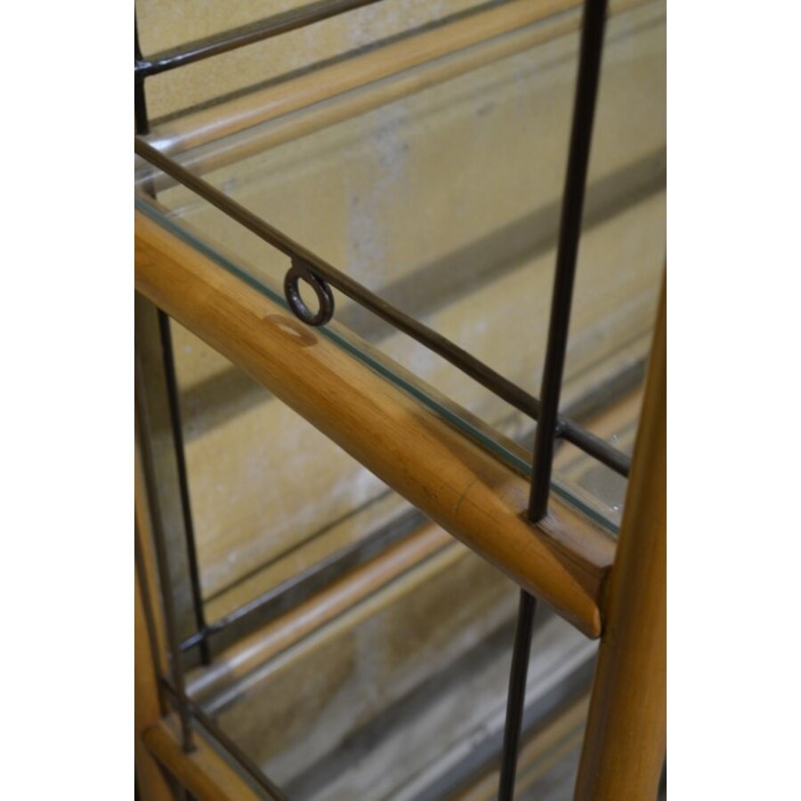 Vintage schappenkast van bamboe en metaal met rookglas-6