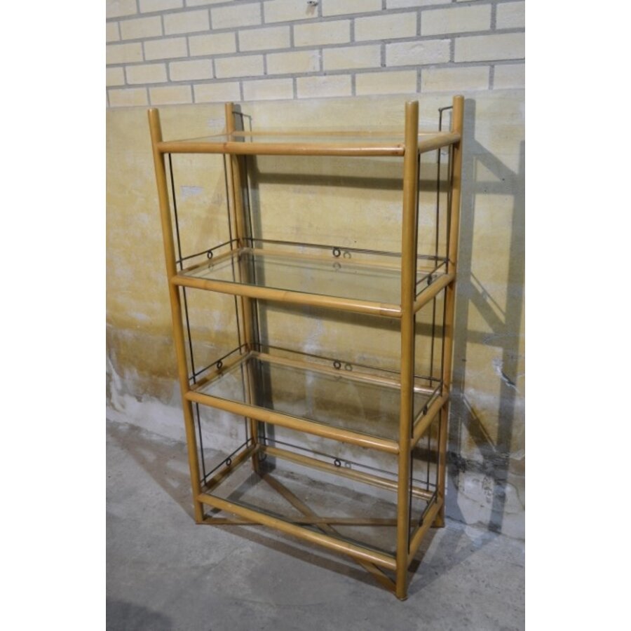 Vintage schappenkast van bamboe en metaal met rookglas-2