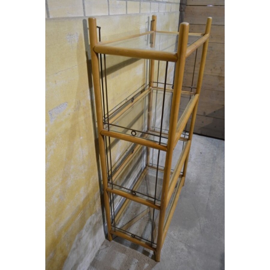 Vintage schappenkast van bamboe en metaal met rookglas-5