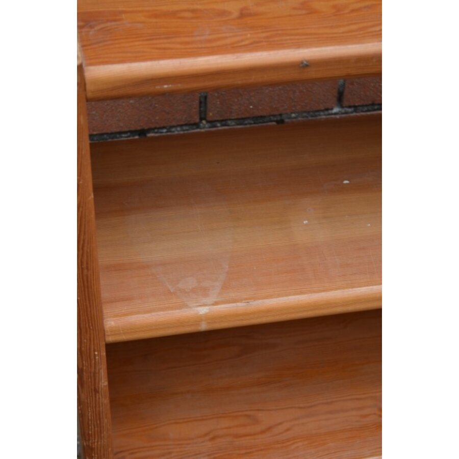 Compacte vintage grenen boekenkast met twee vaste planken-5