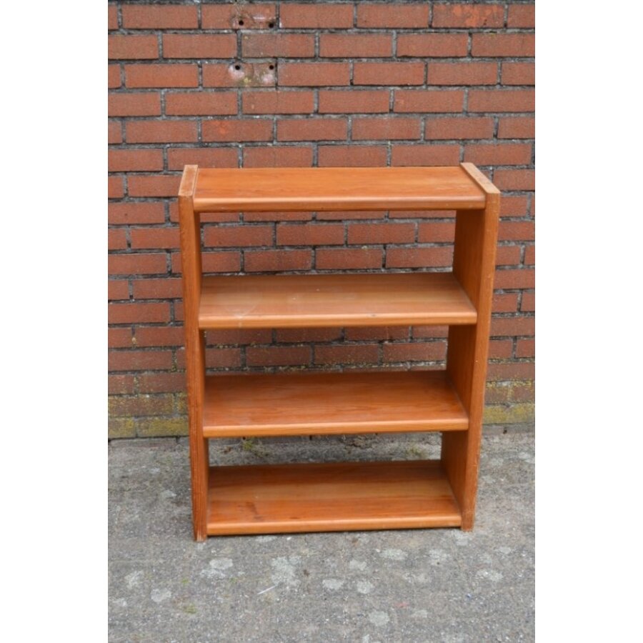 Compacte vintage grenen boekenkast met twee vaste planken-1
