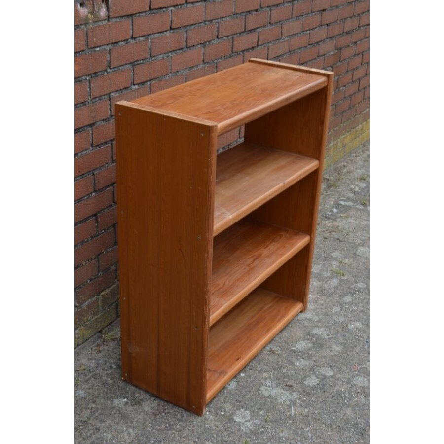 Compacte vintage grenen boekenkast met twee vaste planken-3