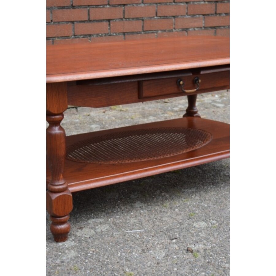 Eiken salontafel in mahoniekleur met afgeronde hoeken en onderplank-2