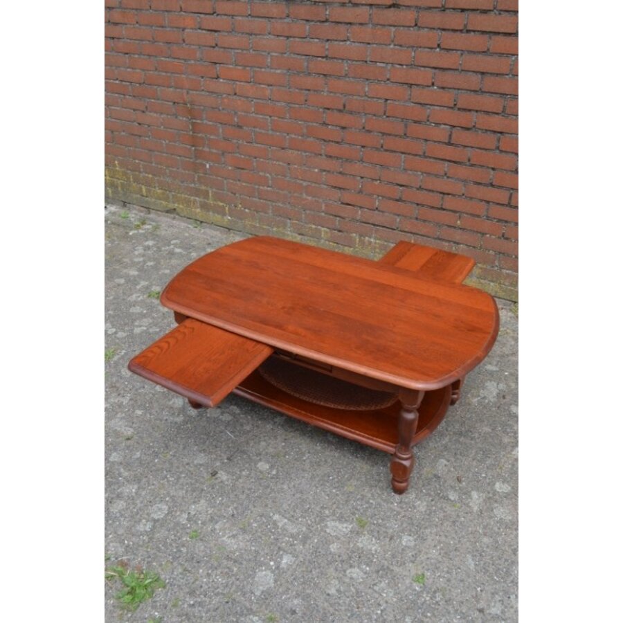Eiken salontafel in mahoniekleur met afgeronde hoeken en onderplank-3