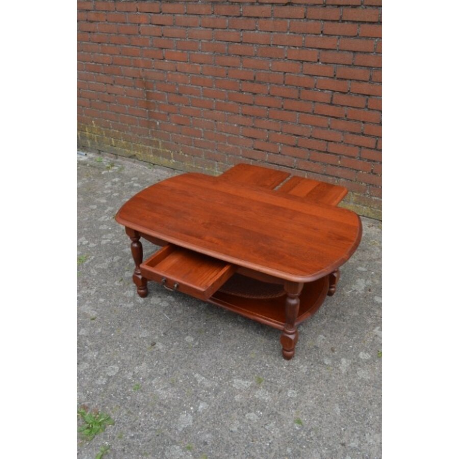 Eiken salontafel in mahoniekleur met afgeronde hoeken en onderplank-4