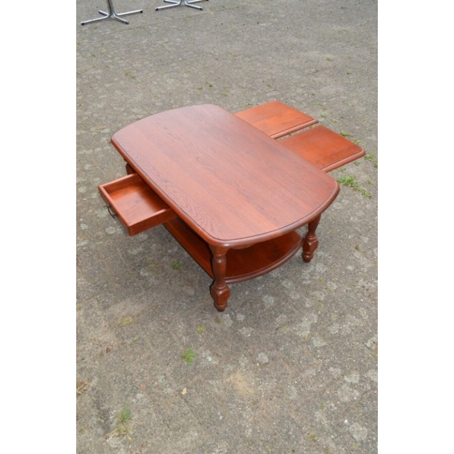 Eiken salontafel in mahoniekleur met afgeronde hoeken en onderplank-5