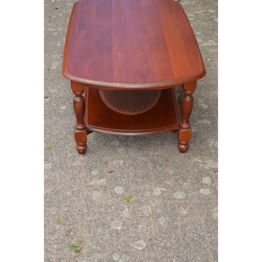 Eiken salontafel in mahoniekleur met afgeronde hoeken en onderplank-6