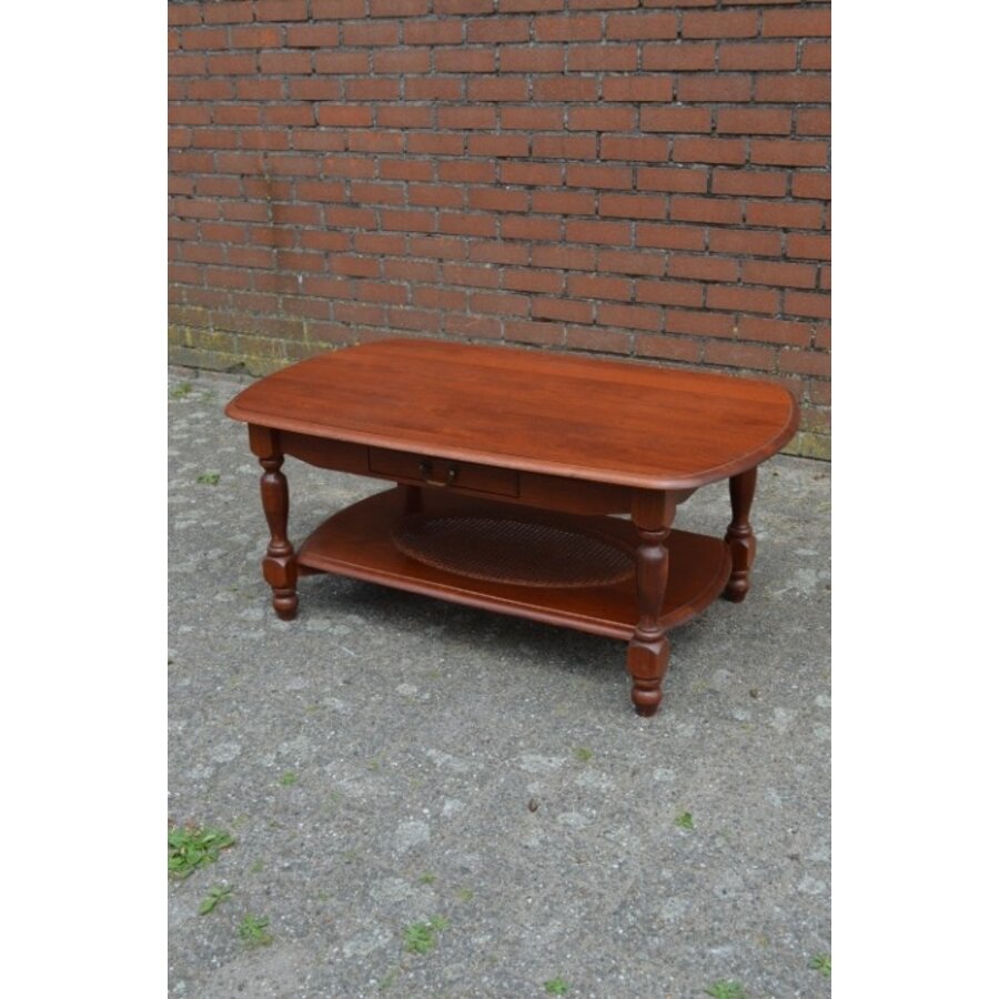 Eiken salontafel in mahoniekleur met afgeronde hoeken en onderplank-10