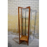 thumb-Smalle kersenhouten kast met glazen schappen-1