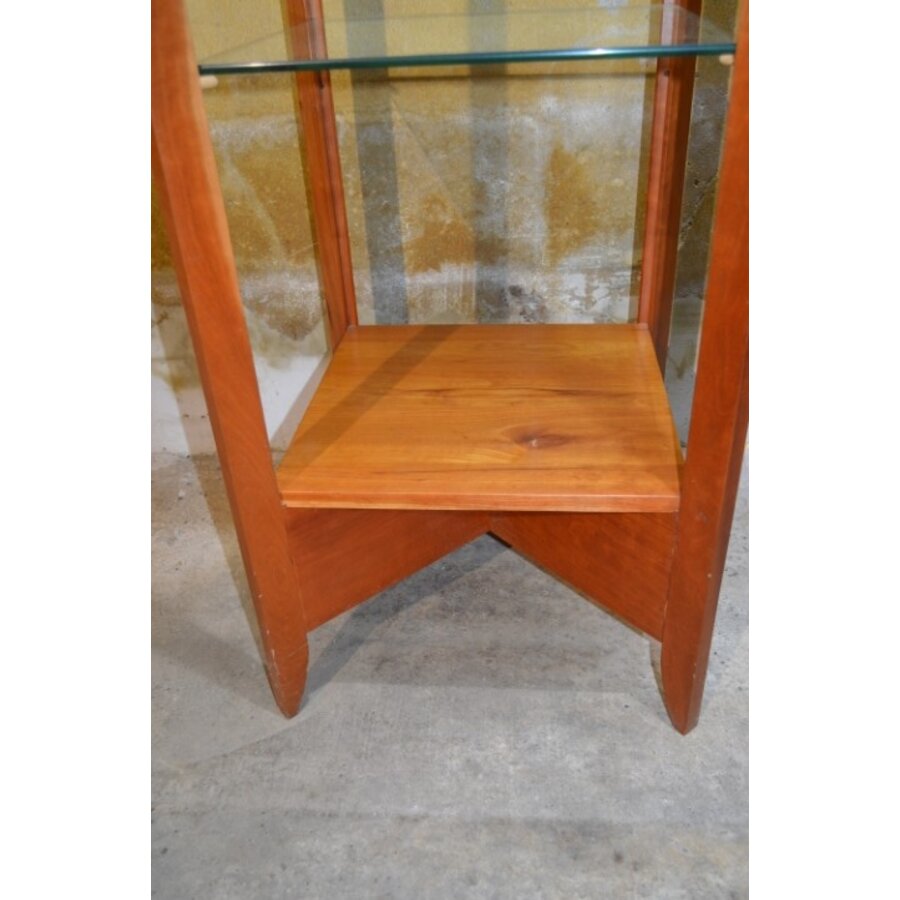 Smalle kersenhouten kast met glazen schappen-4