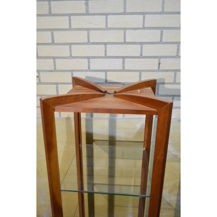 Smalle kersenhouten kast met glazen schappen-5