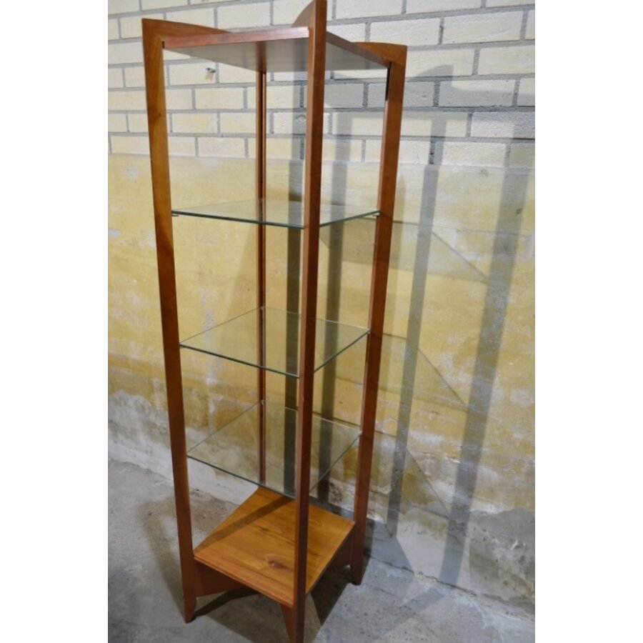 Smalle kersenhouten kast met glazen schappen-6