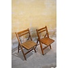 2 houten klapstoelen ouderwets