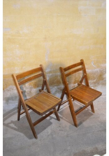 2 houten klapstoelen ouderwets 