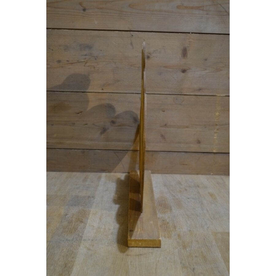 Vrolijke vintage beer van hout-4