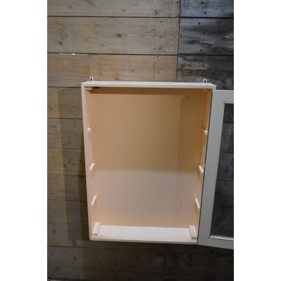 Houten hangkastje met ruitjesdeur-3