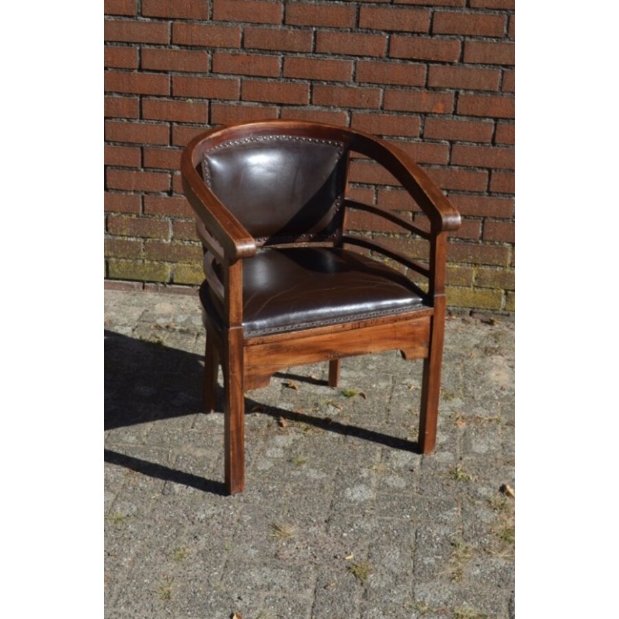 Koloniale houten armstoel met donkerbruin leer en siernagels-1