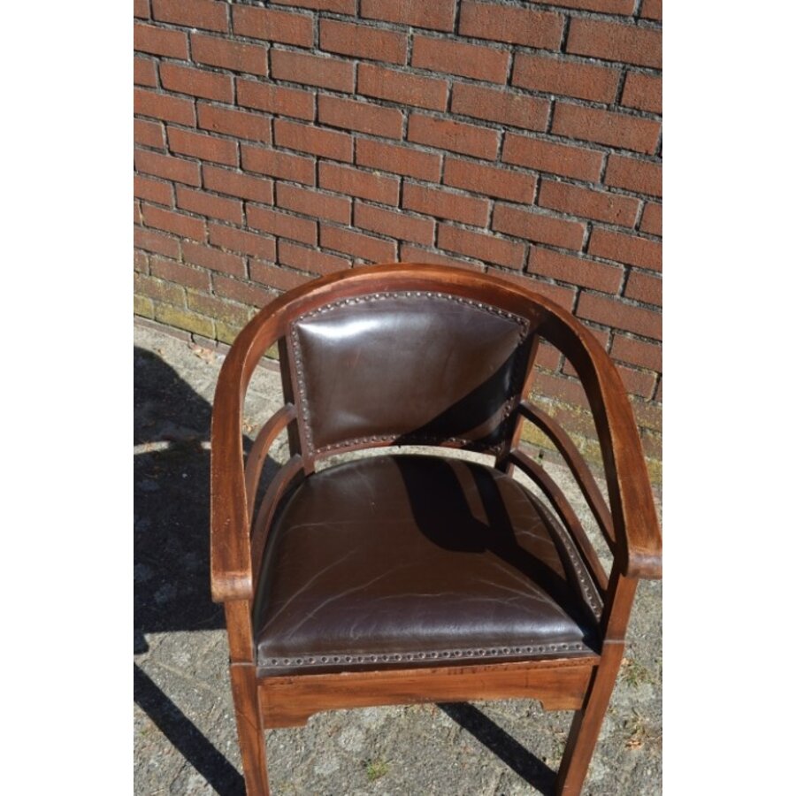 Koloniale houten armstoel met donkerbruin leer en siernagels-2