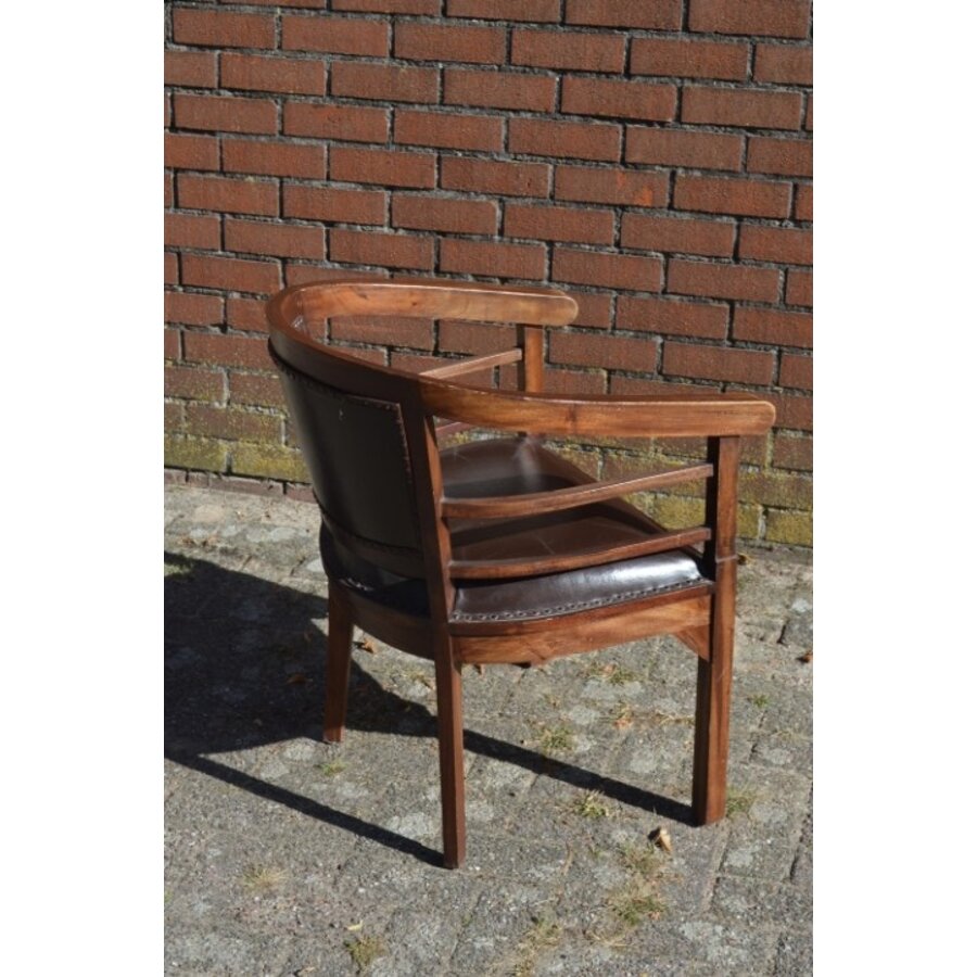 Koloniale houten armstoel met donkerbruin leer en siernagels-3