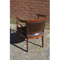 thumb-Koloniale houten armstoel met donkerbruin leer en siernagels-4