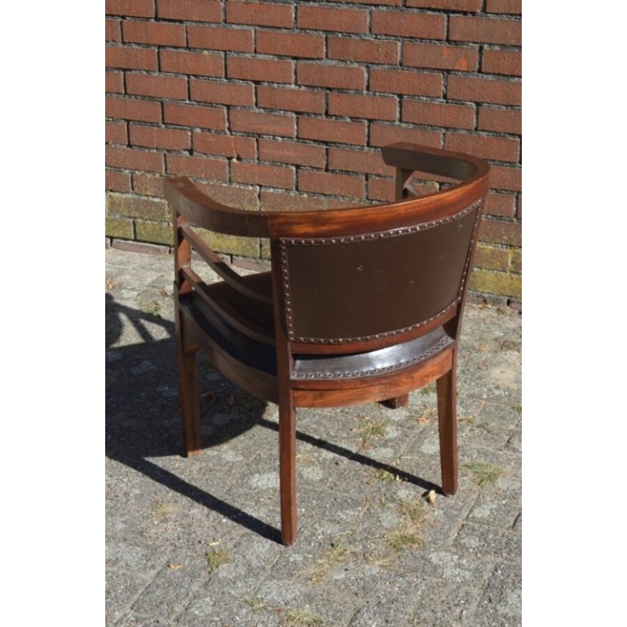 Koloniale houten armstoel met donkerbruin leer en siernagels-4