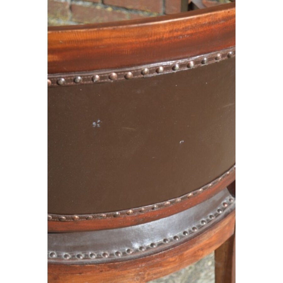 Koloniale houten armstoel met donkerbruin leer en siernagels-5