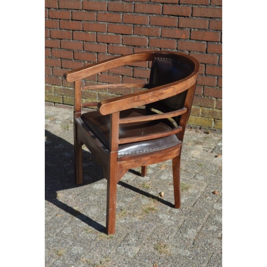 Koloniale houten armstoel met donkerbruin leer en siernagels-6
