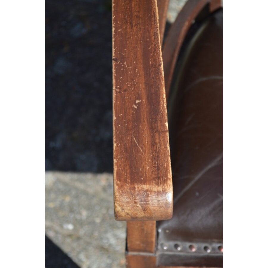 Koloniale houten armstoel met donkerbruin leer en siernagels-7