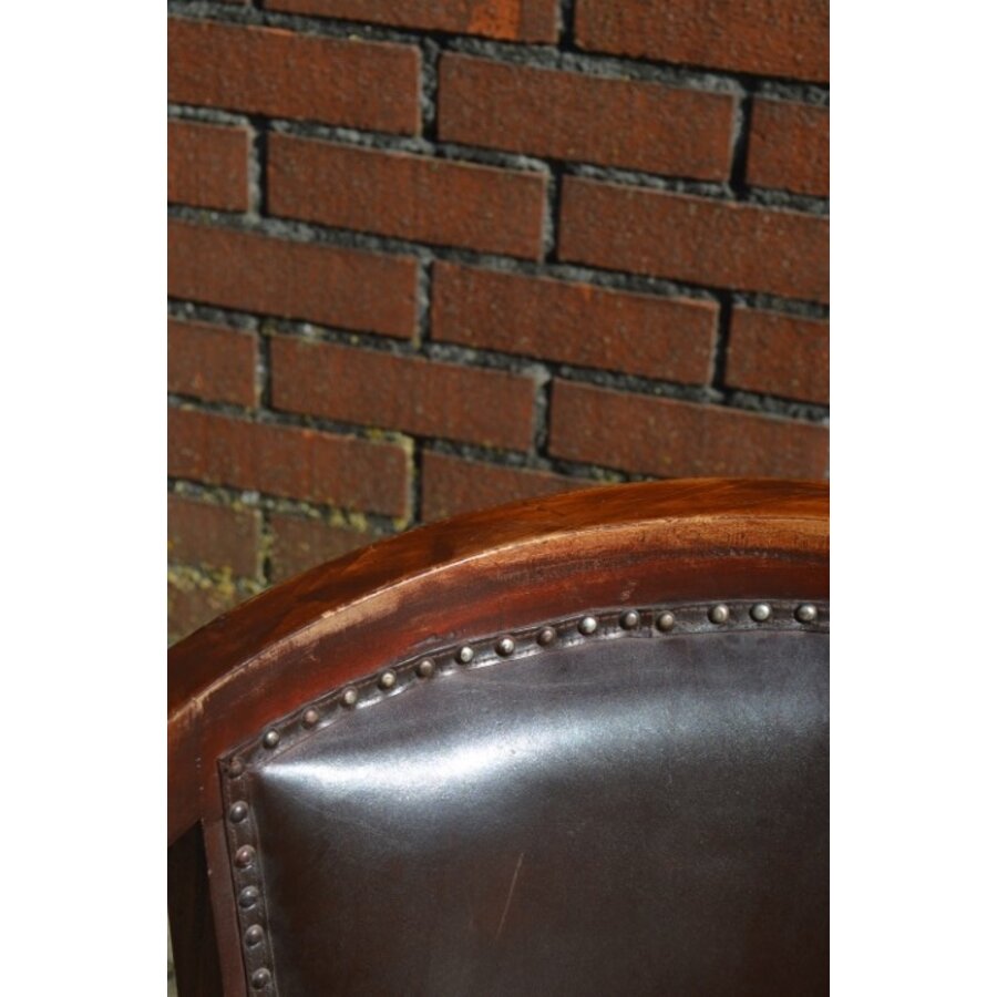 Koloniale houten armstoel met donkerbruin leer en siernagels-8