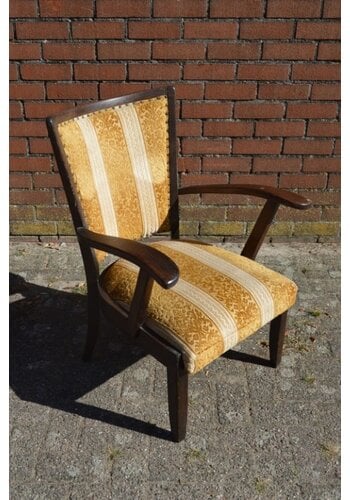 Ouderwetse eiken armstoel 