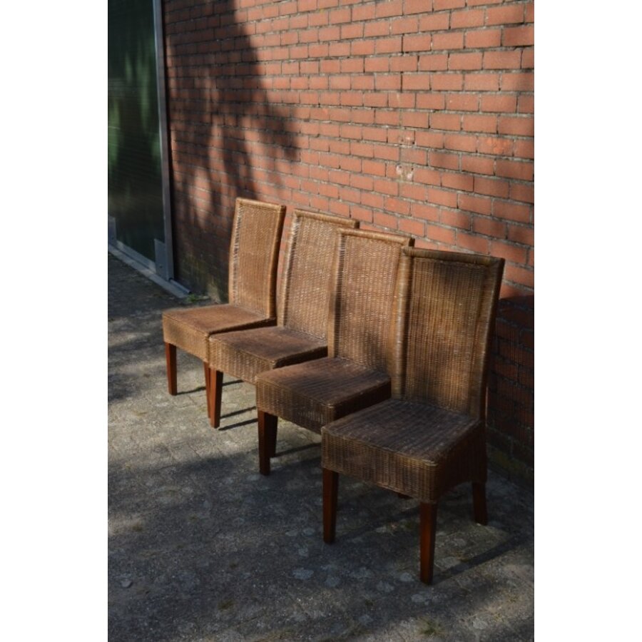 Bruine rotan stoelen met houten poten 4x-2