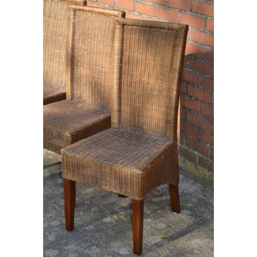 Bruine rotan stoelen met houten poten 4x-3