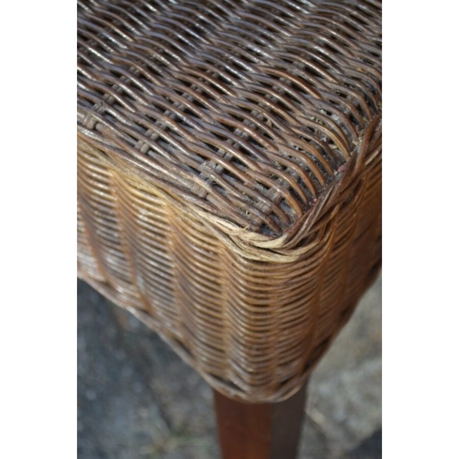 Bruine rotan stoelen met houten poten 4x-4