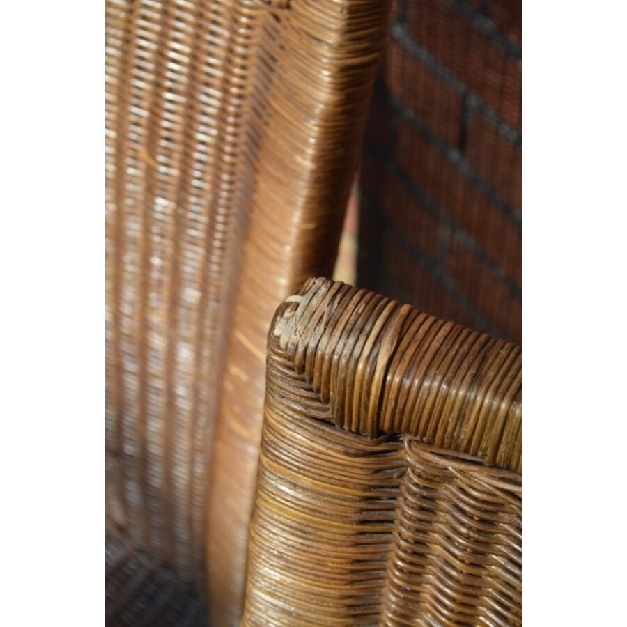 Bruine rotan stoelen met houten poten 4x-5