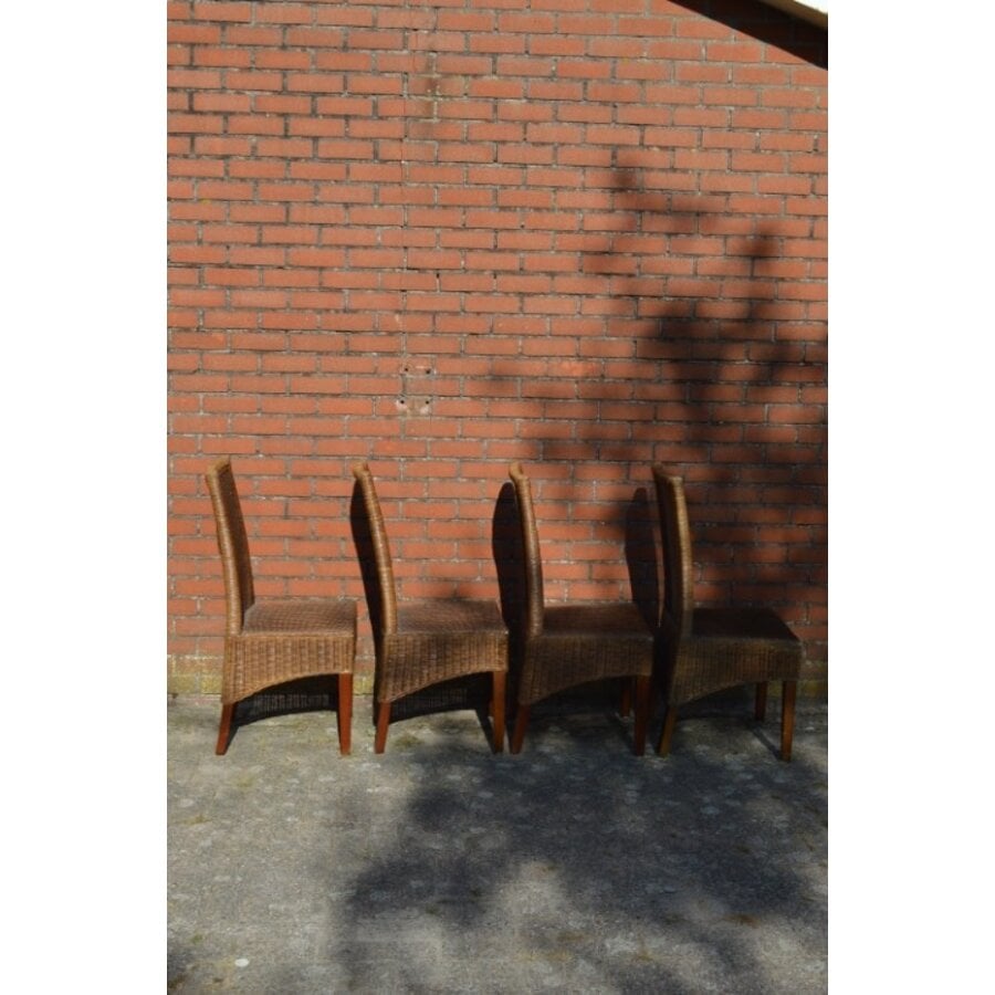 Bruine rotan stoelen met houten poten 4x-6