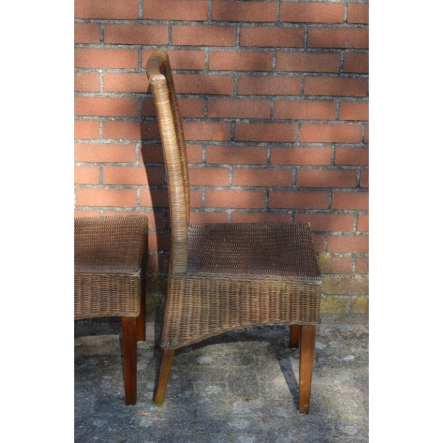 Bruine rotan stoelen met houten poten 4x-7