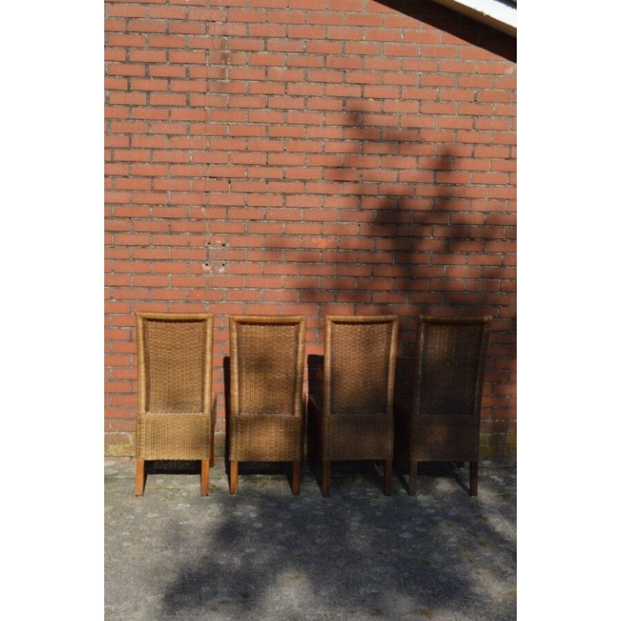 Bruine rotan stoelen met houten poten 4x-8