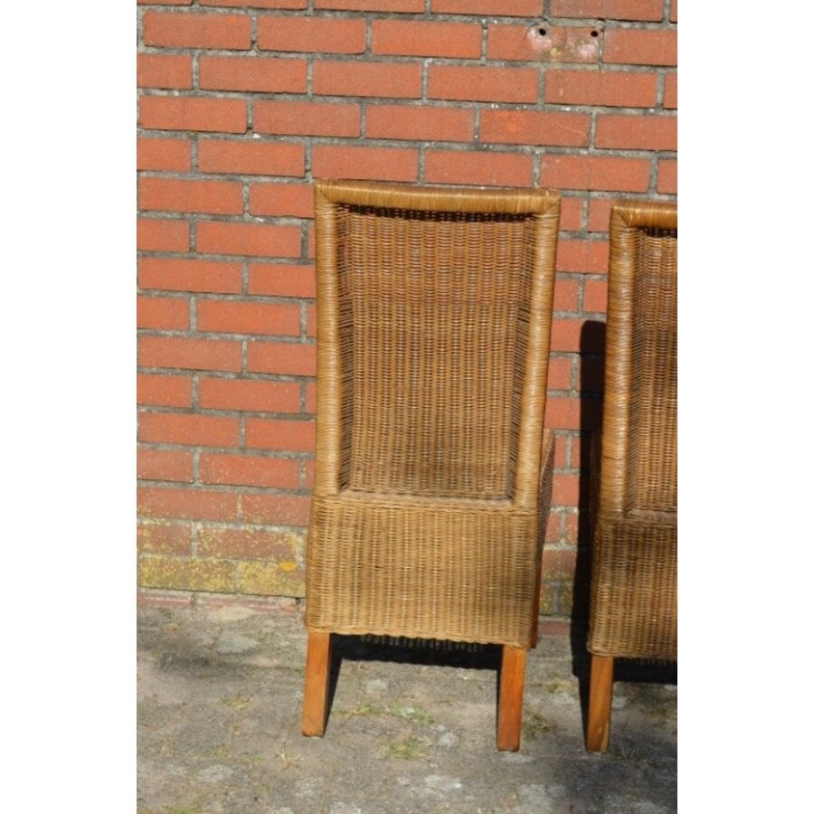 Bruine rotan stoelen met houten poten 4x-9