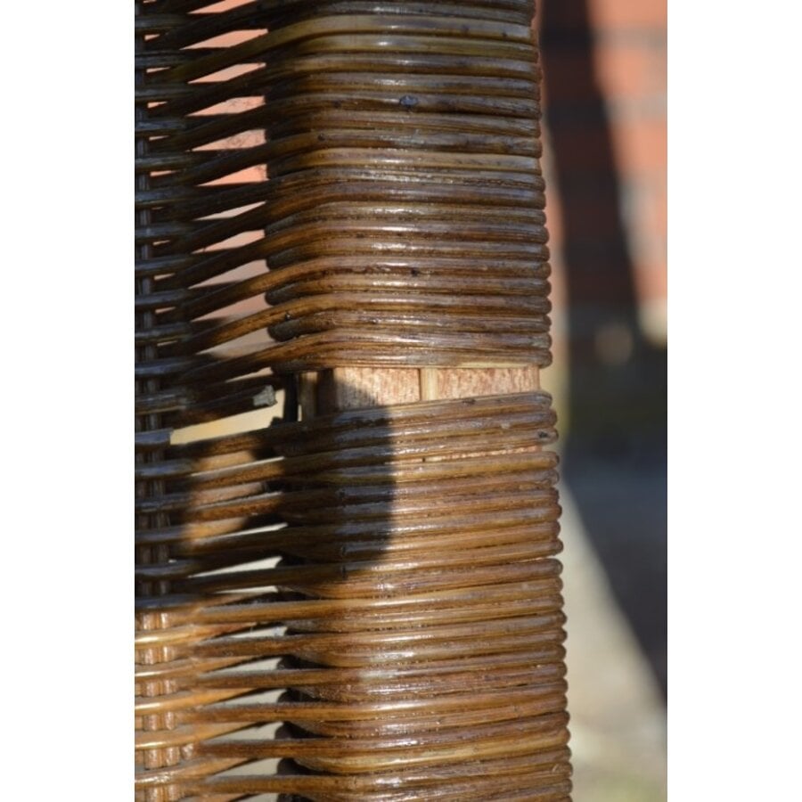 Bruine rotan stoelen met houten poten 4x-10