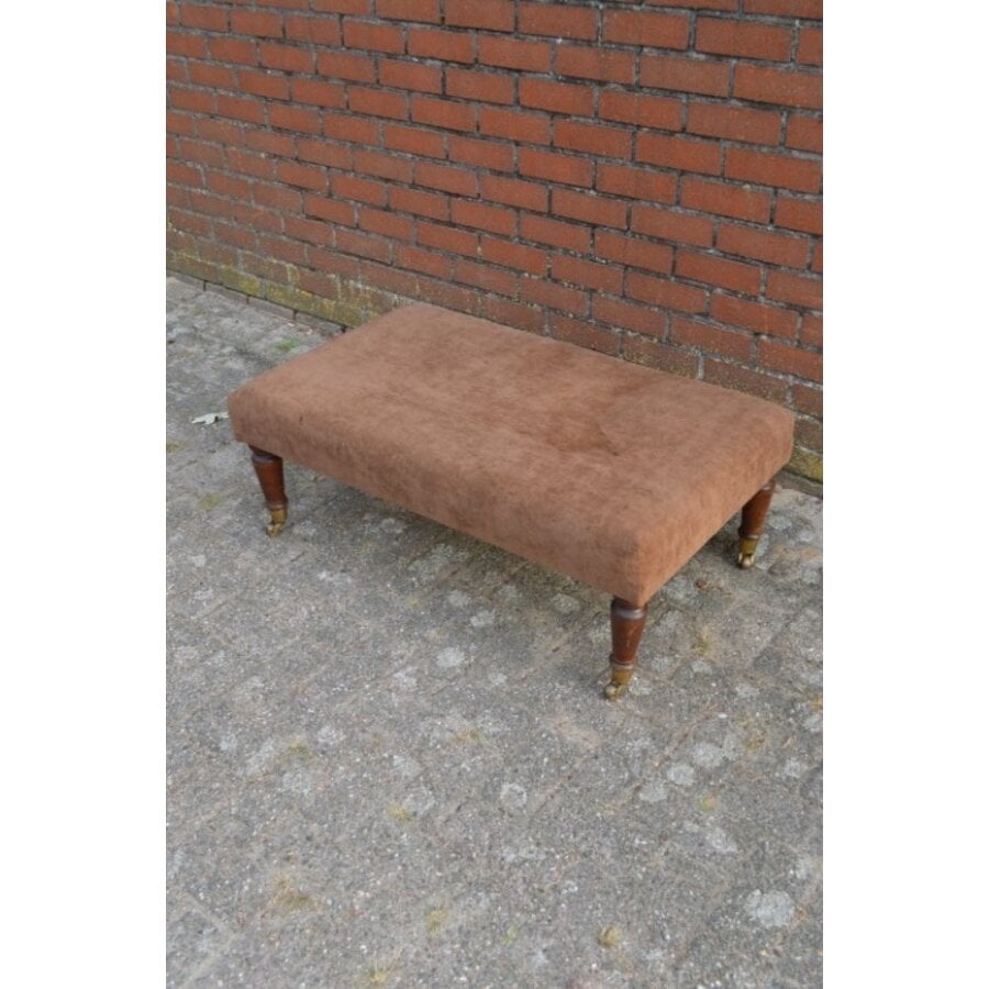 Roodbruine hocker met messing wieltjes-1