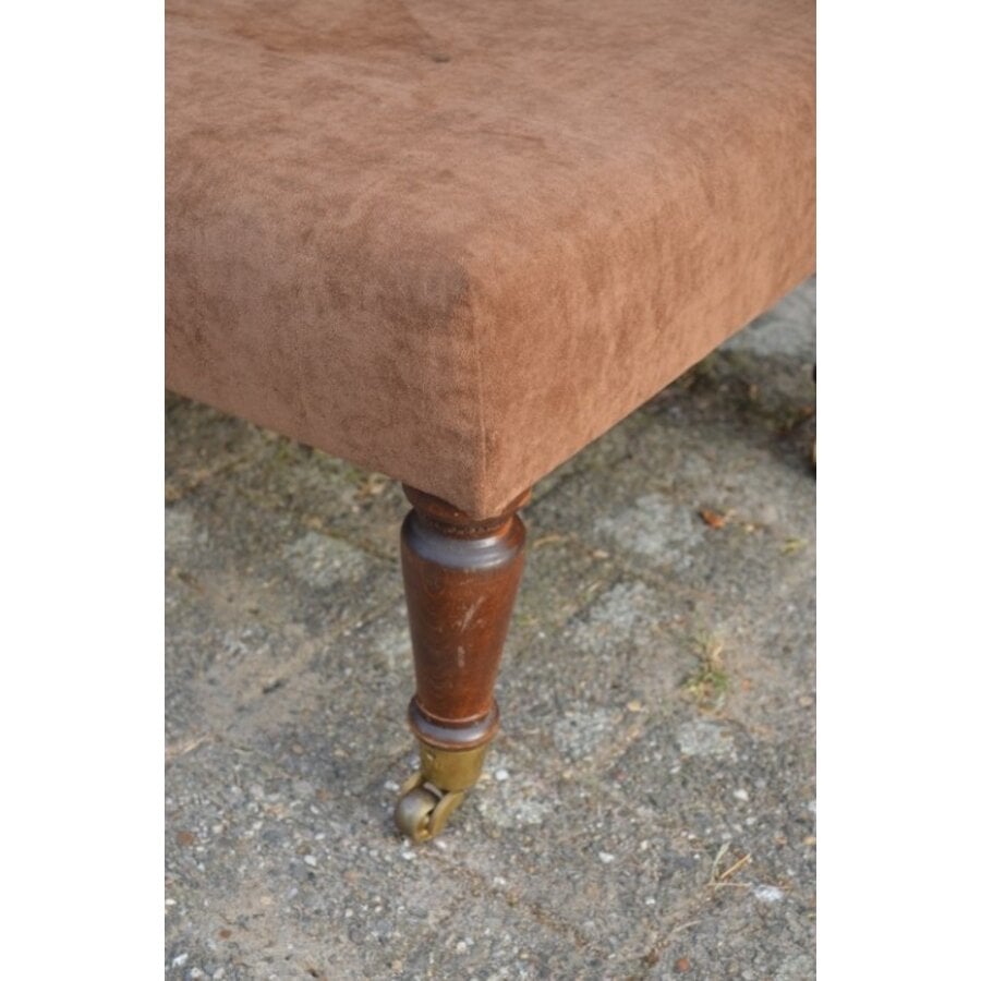 Roodbruine hocker met messing wieltjes-2