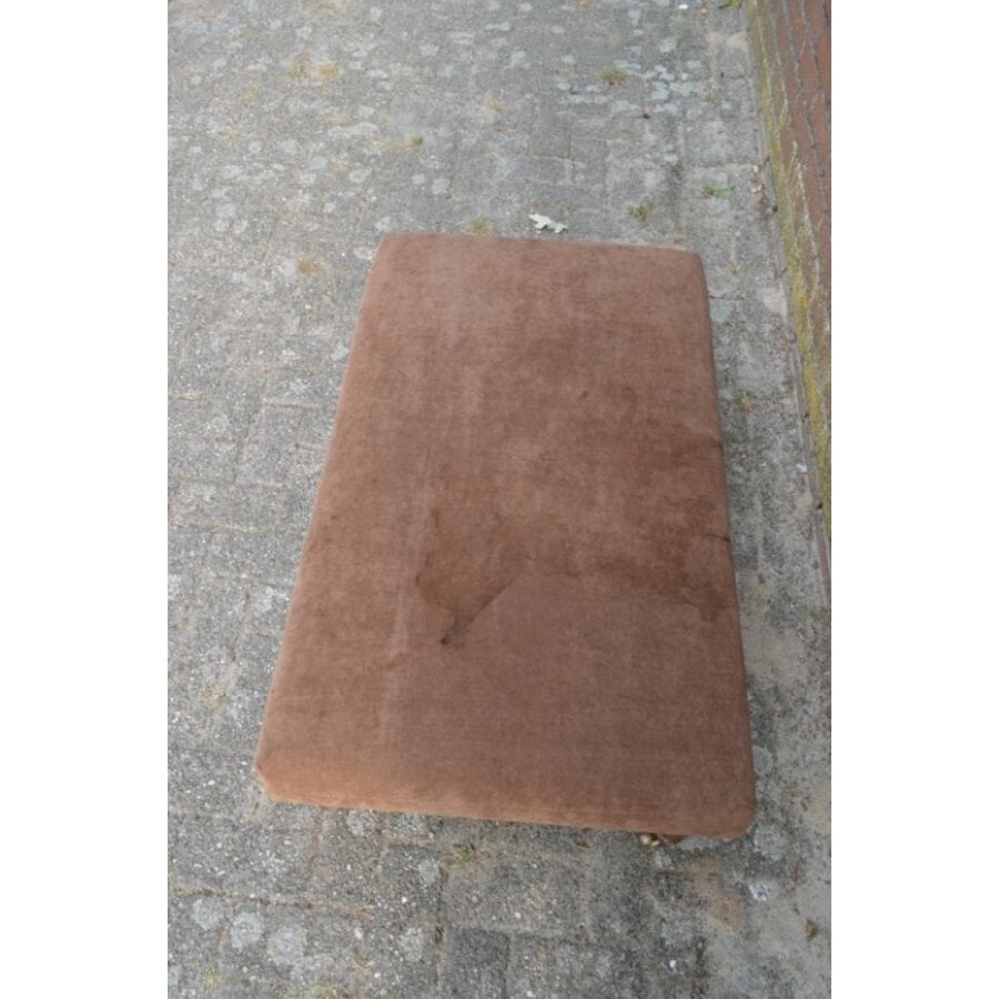 Roodbruine hocker met messing wieltjes-3