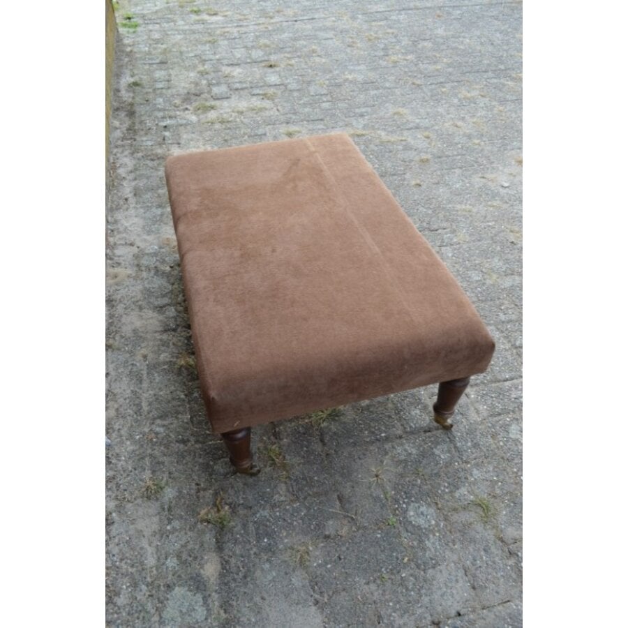 Roodbruine hocker met messing wieltjes-5