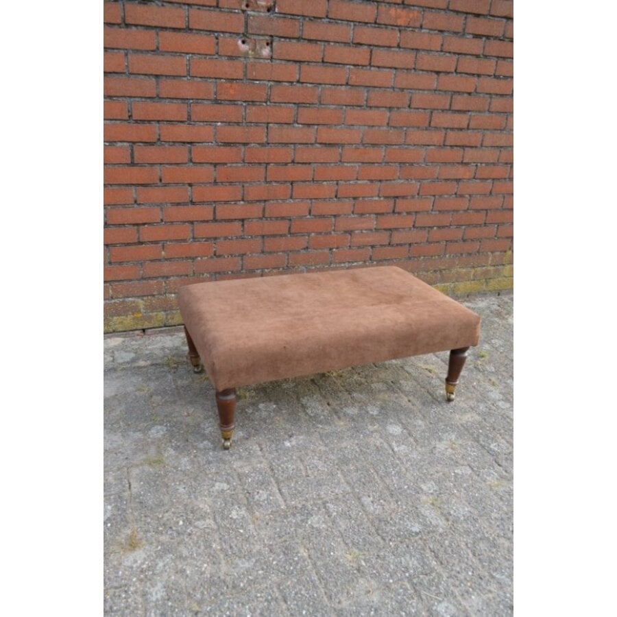 Roodbruine hocker met messing wieltjes-6