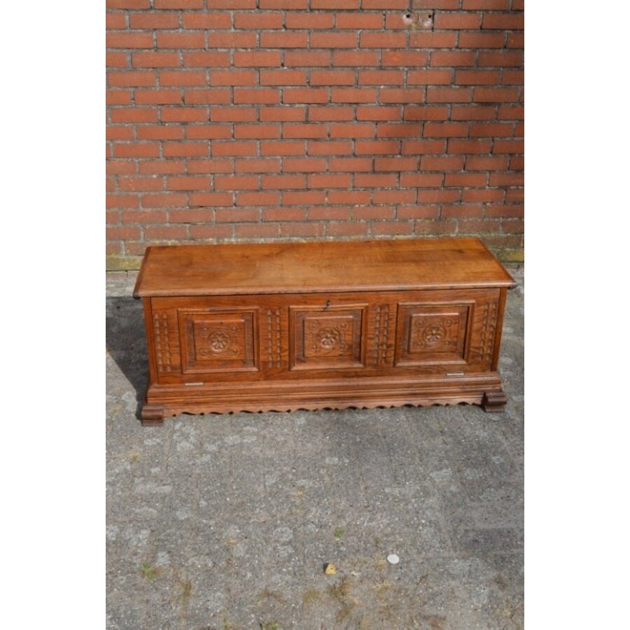 Massief eiken klepkist met snijwerk-2