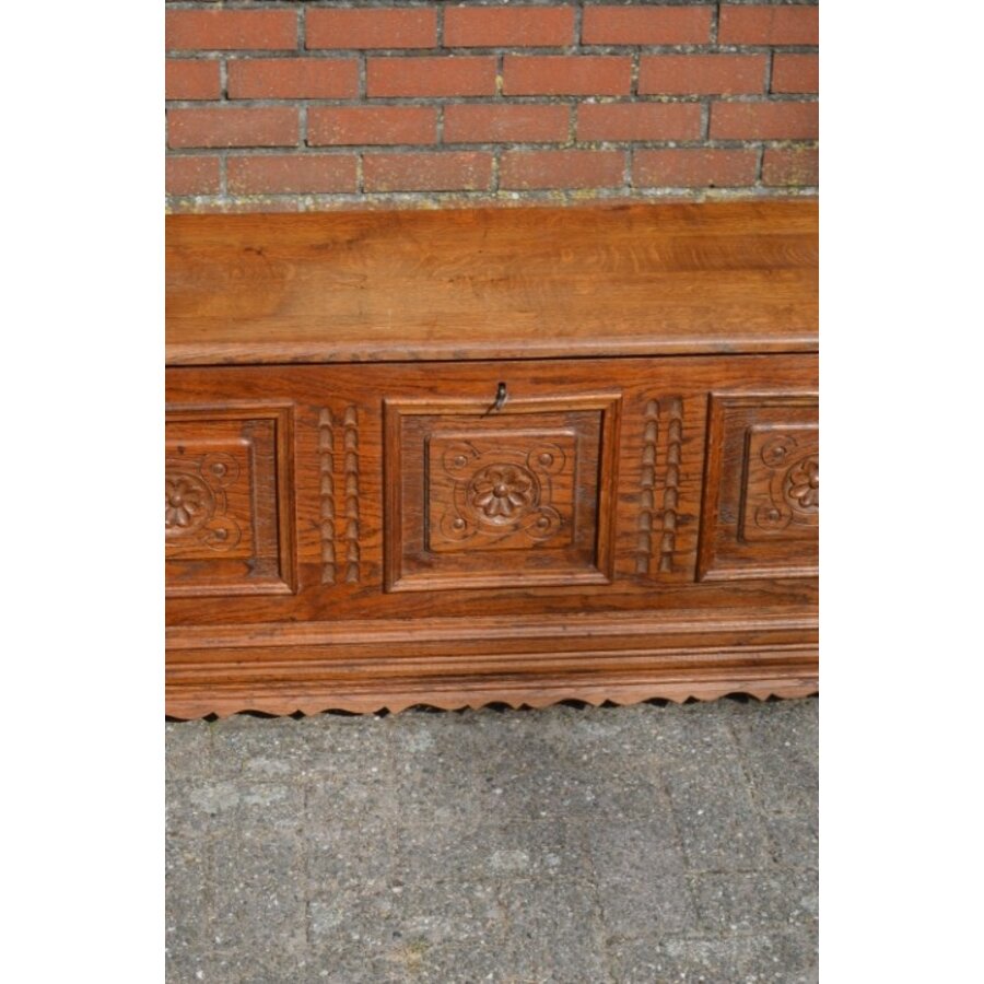 Massief eiken klepkist met snijwerk-3