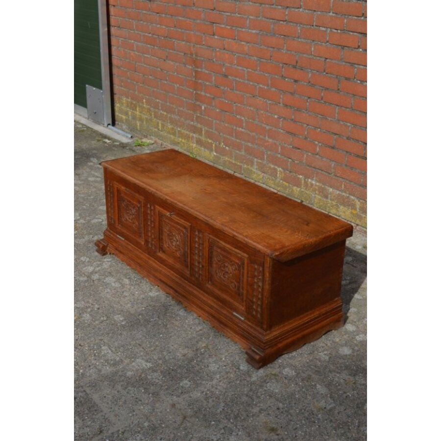 Massief eiken klepkist met snijwerk-4